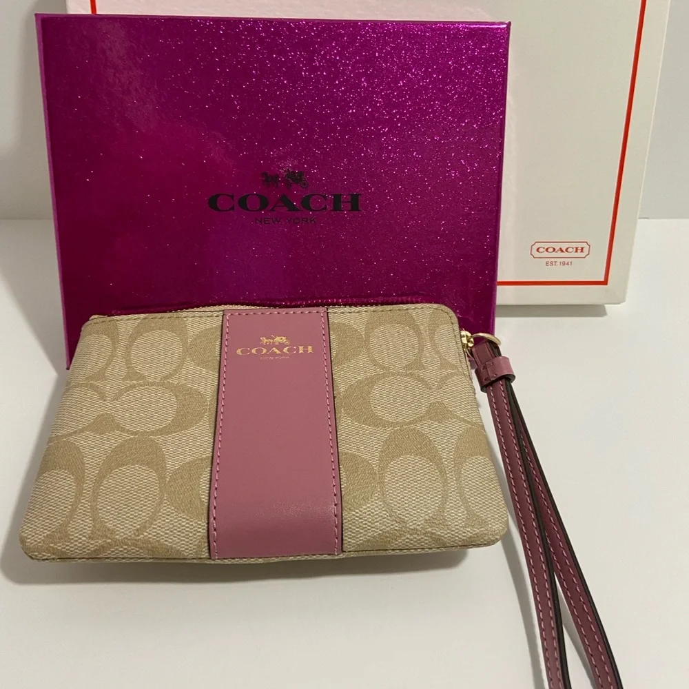 COACH WRISTLET WITH C-SIGNATURE COACH ON IT AND WITH A PINK STRIPE ON FRONT. - Picture 5 of 8